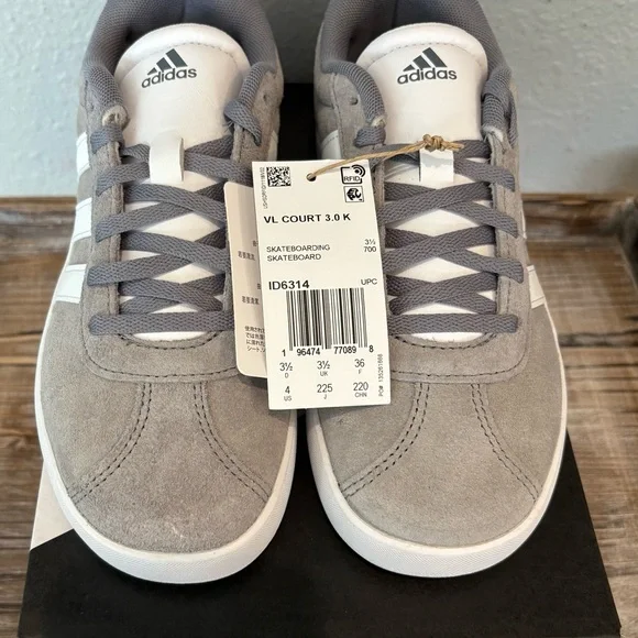 Adidas VL Court 3.0 K Sneakers, Unisex Big Kids Size 4, BNWT in box